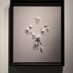 Ausstellungsansicht, floral IV, Wandobjekt, Farbloses PLA-Filament, gerahmt, 24x30 cm, 2019