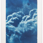 Kathrin Edwards, blue sky (25|III) II, Cyanotypie auf Kozo Washi, Auflage 5, 39 x 59 cm, Rahmen 50 x 70 cm, 2025