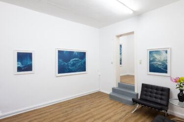 Ausstellungsansicht "Kathrin Edwards: blue memories and a light sky.", Julia Ritterskamp, Düsseldorf, 2025