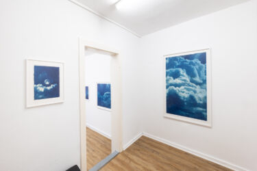 Ausstellungsansicht "Kathrin Edwards: blue memories and a light sky.", Julia Ritterskamp, Düsseldorf, 2025