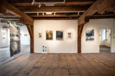 Ausstellungsansicht "Stromlinien", Abschlussausstellung Residency PleinAir, Kunstverein Schwedt/Oder, 2026